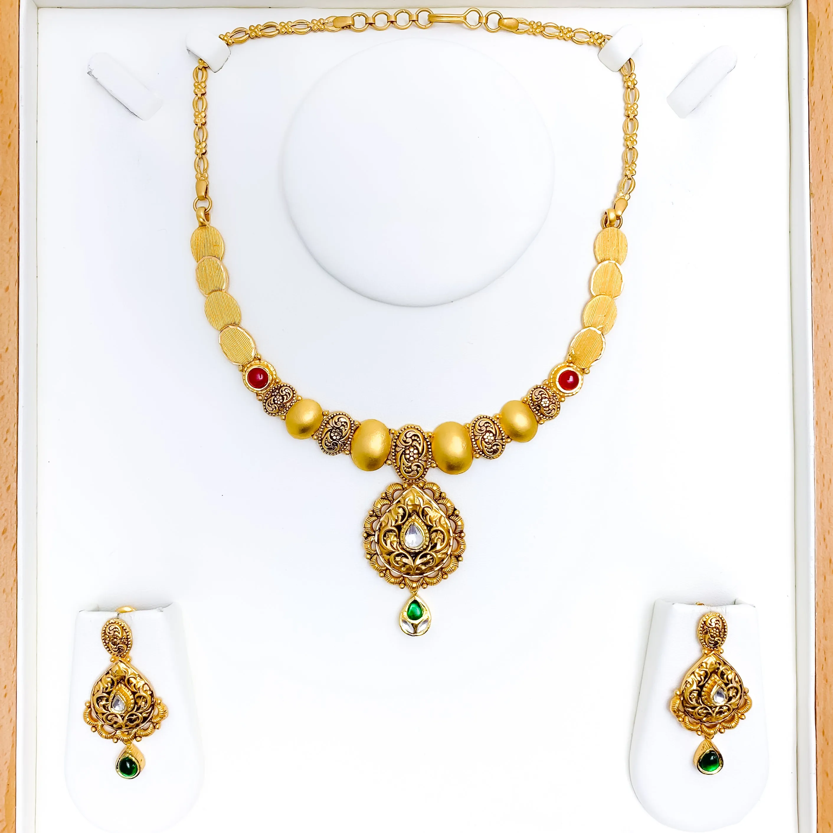 Attractive Engraved Kundan Necklace Set