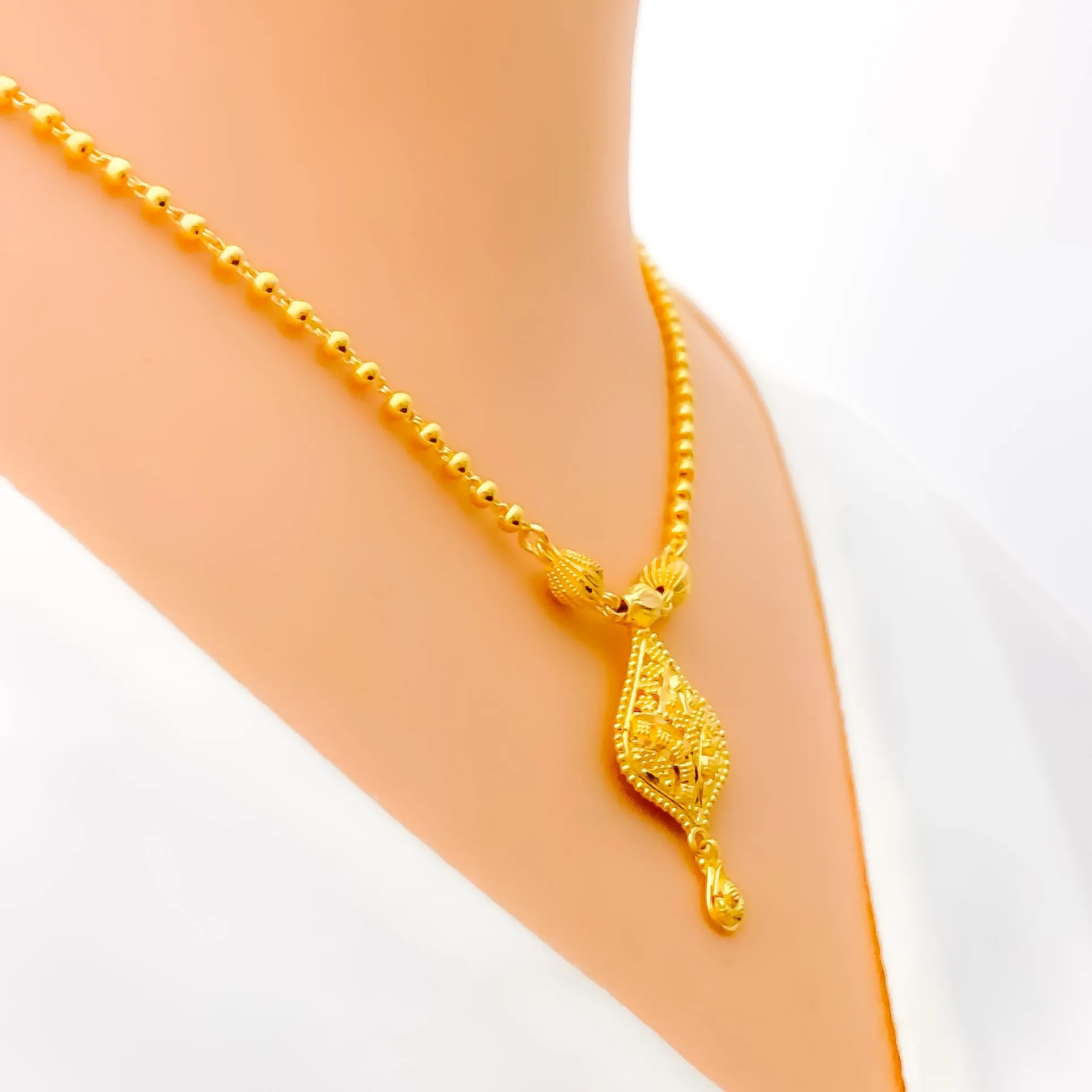 Beautiful Leaf Adorned 22k Gold Necklace Set