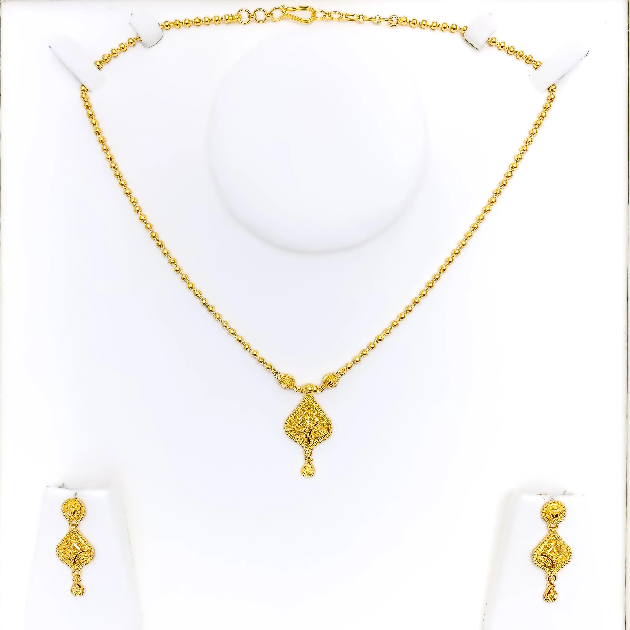 Beautiful Leaf Adorned 22k Gold Necklace Set